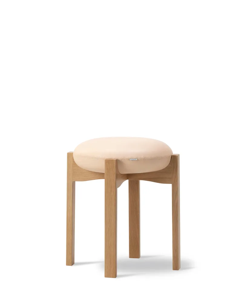 Pioneer Stool van Fredericia in Leather Vegeta 90, Natural, Oak lacquer, FSC Mix 70% – productfoto 1 van 2