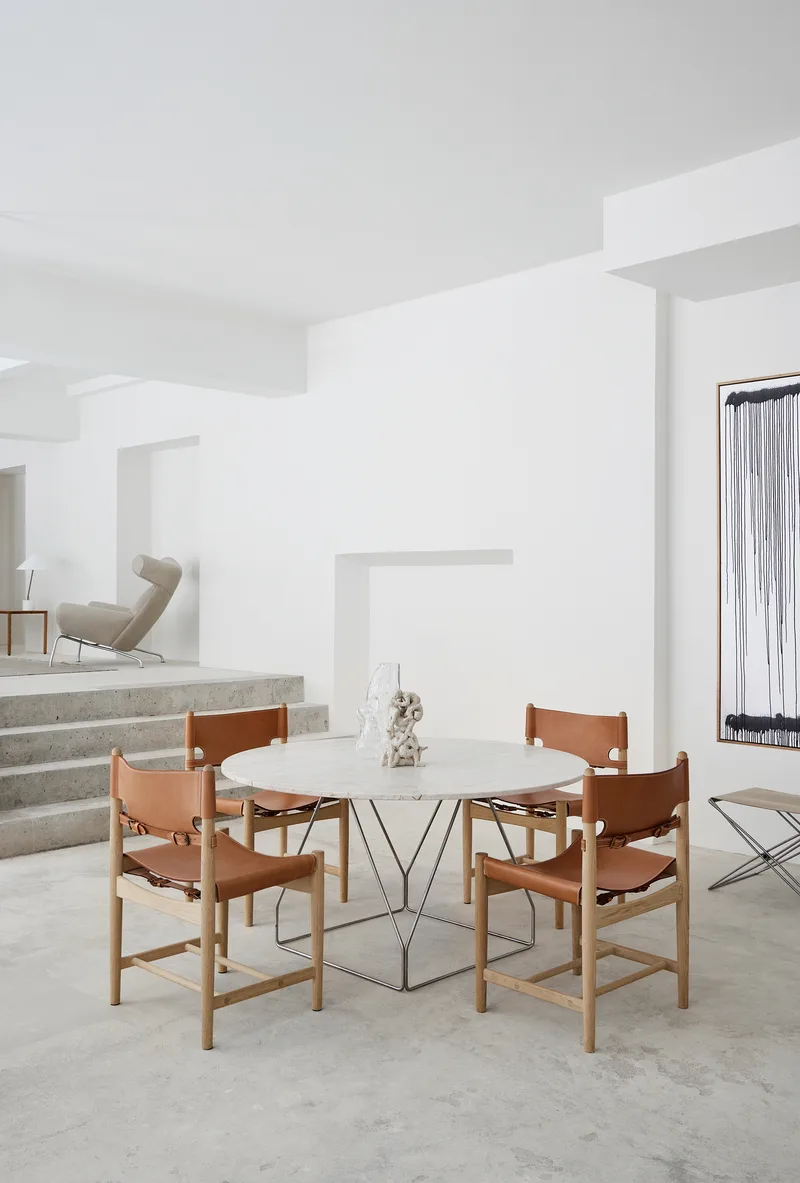 The Spanish Dining Chair de Fredericia en Leather, natural, Oak soap – photo d’ambiance 2 sur 5