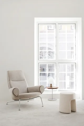 Wegner Queen Chair van Fredericia in Leather Primo 88, Black, Piping as upholstery, Brushed stainless steel – productfoto 3 van 5