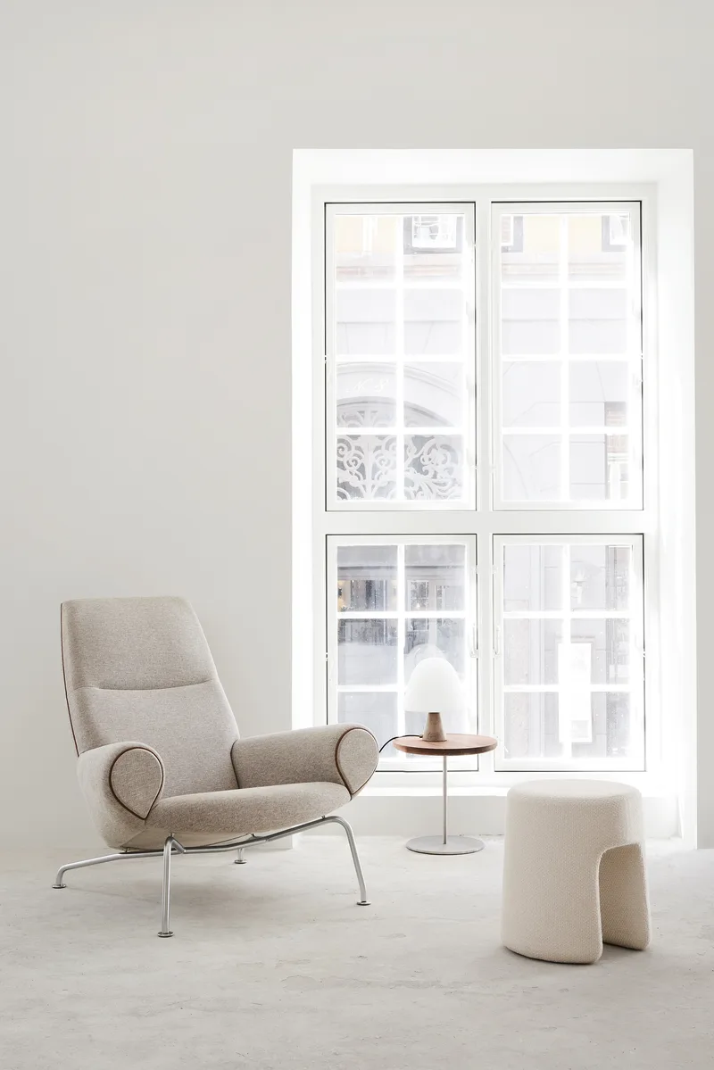 Wegner Queen Chair van Fredericia in Leather Primo 88, Black, Piping as upholstery, Brushed stainless steel – productfoto 3 van 5