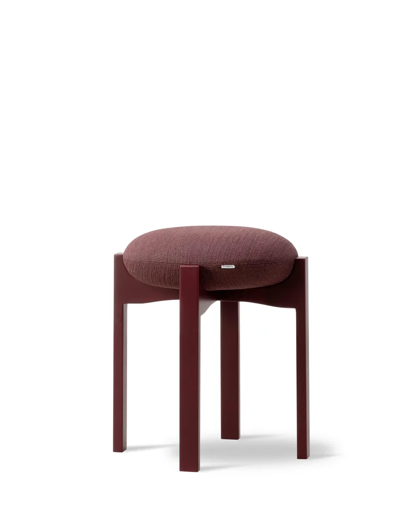 Pioneer Stool van Fredericia in Odino RC43, Bordeaux, Beech Bordeaux, FSC Mix 70% – productfoto