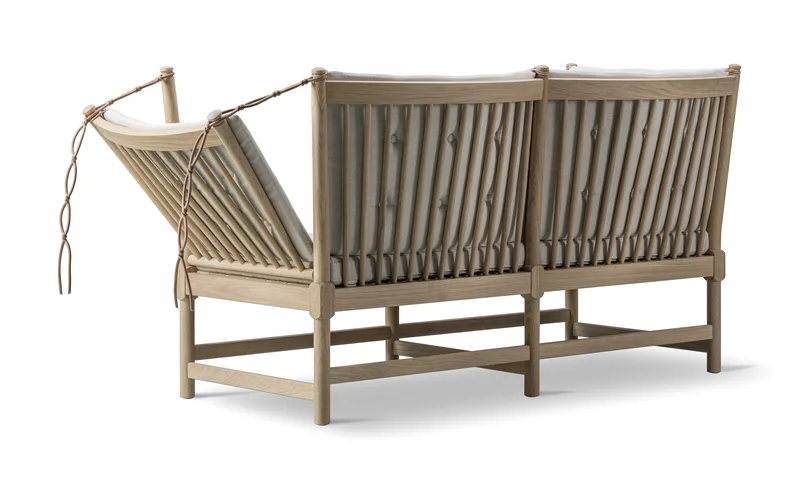 The Spoke-Back Sofa de Fredericia en Natural Linen 0003, Oak soap, FSC Mix 70% – photo du produit 3 sur 4