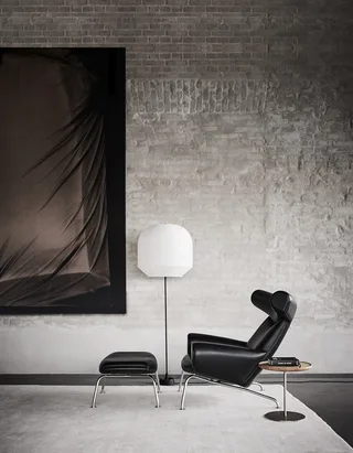 Wegner Ox Chair van Fredericia in Leather Primo 88, Black, Piping as upholstery, Brushed stainless steel – sfeerfoto 2 van 5