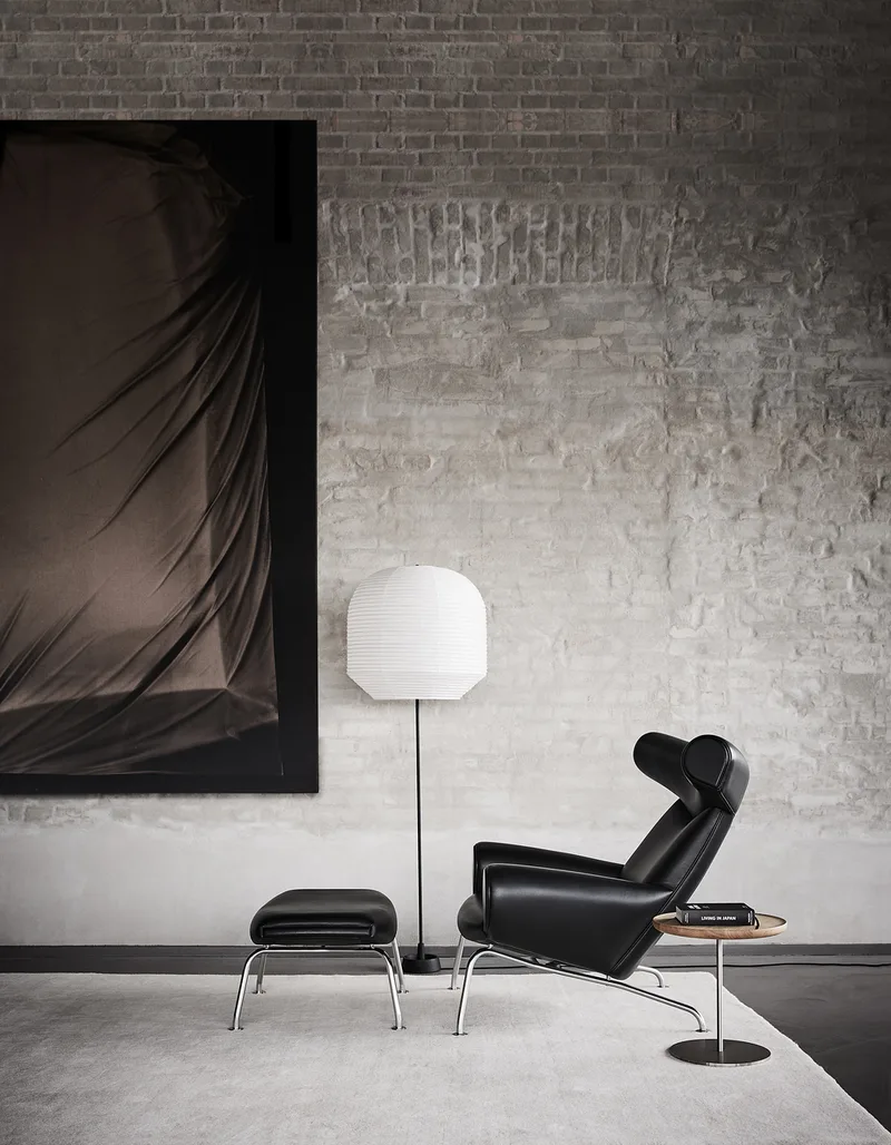 Wegner Ox Chair van Fredericia in Leather Primo 88, Black, Piping as upholstery, Brushed stainless steel – sfeerfoto 2 van 5