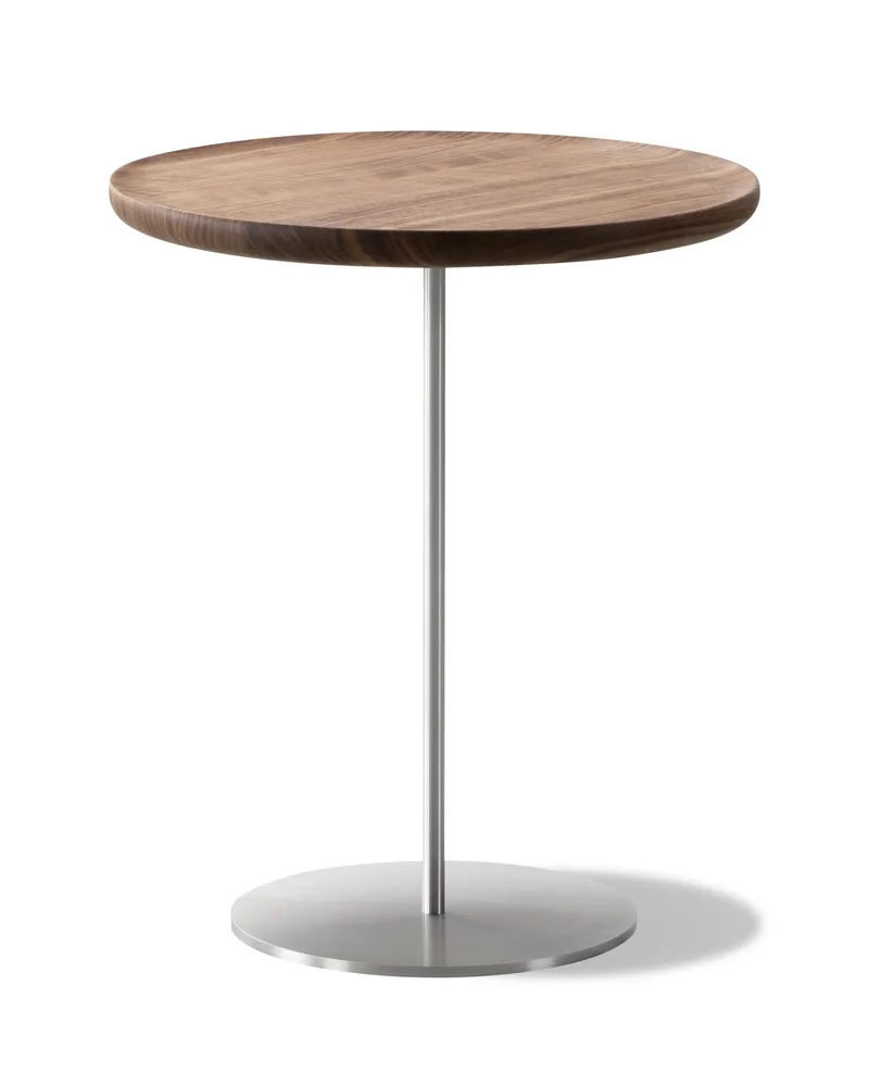Pal Table Ø44 de Fredericia en Walnut oiled, Brushed stainless steel, Height 52 cm – photo du produit