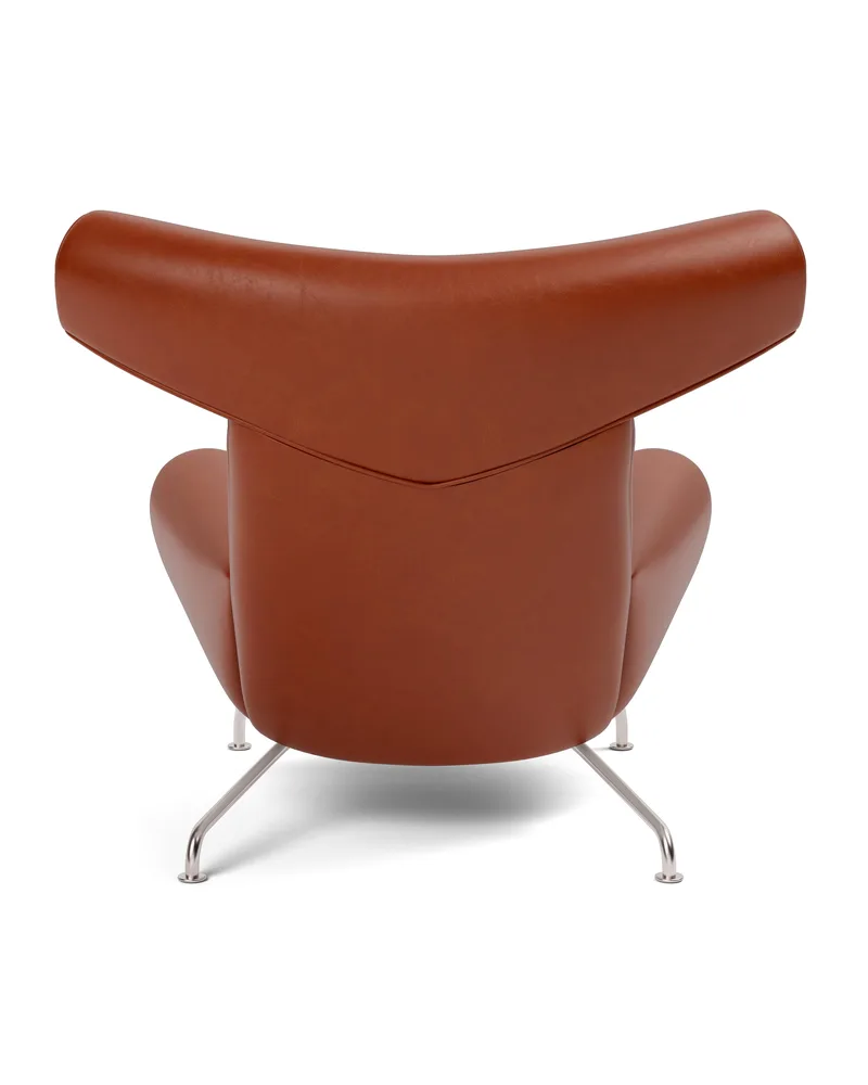 Wegner Ox Chair von Fredericia in Leather Cera 905, Russet brown, Piping as upholstery, Brushed stainless steel – Produktfoto 3 von 6