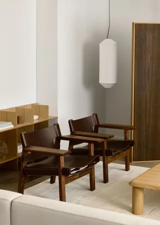 The Spanish Chair by Fredericia in Leather, dark brown, Walnut oiled – interior photo 6 of 8