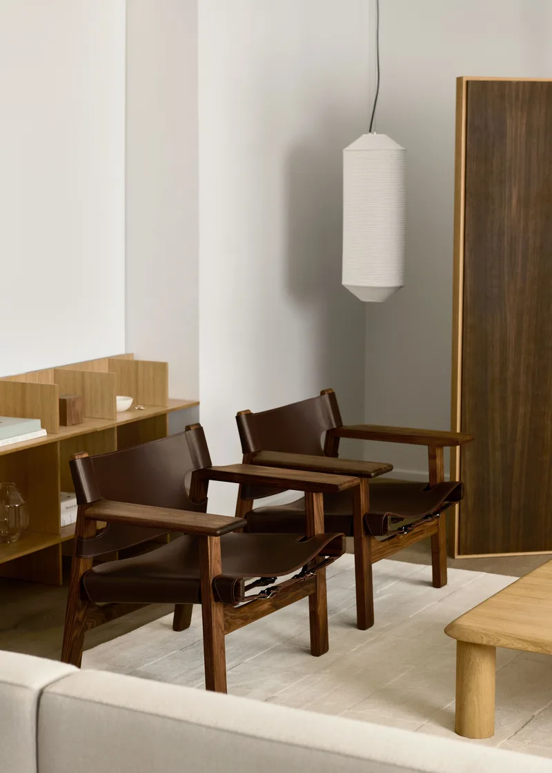 The Spanish Chair by Fredericia in Leather, dark brown, Walnut oiled – interior photo 6 of 8