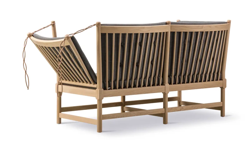 The Spoke-Back Sofa van Fredericia in Capture 4201, Oak soap, FSC Mix 70% – productfoto 2 van 4