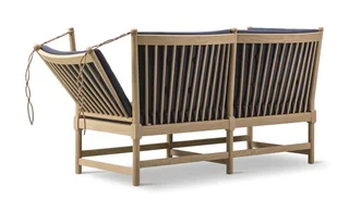 The Spoke-Back Sofa van Fredericia in Capture 5201, Oak soap, FSC Mix 70% – productfoto 3 van 4