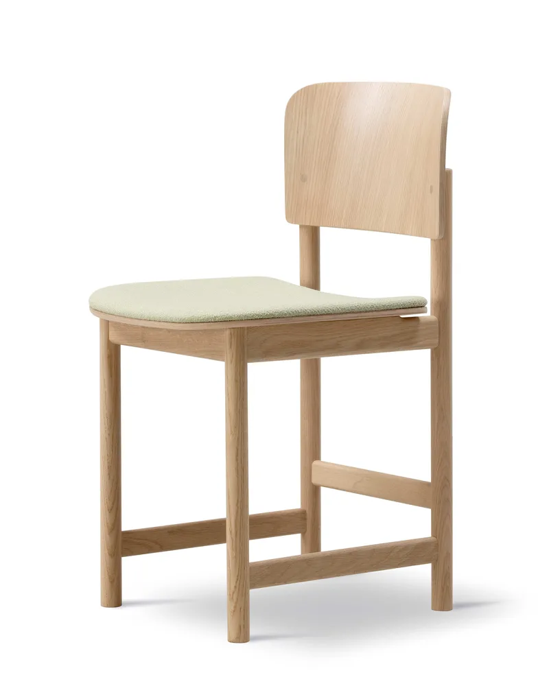 Plan Wood Chair Seat upholstered van Fredericia in Saxion 927, Oak lacquer, FSC Mix 70% – productfoto 1 van 4