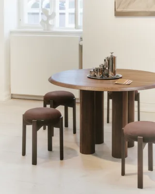 Islets Dining Table von Fredericia in Smoked oak, olied, FSC Mix 70% – Ambientefoto 2 von 4