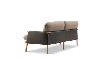Savannah Sofa, 2 seater, 182 cm van Fredericia in Elle 280, Leather Organic 906, Mocca, Oak light oil, FSC Mix 70% – productfoto 3 van 4