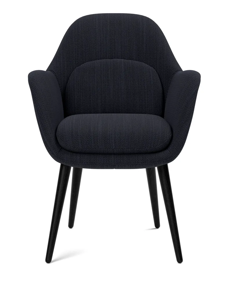 Swoon Dining Armchair Wood Base de Fredericia en Sunniva 192, Oak black lacquer FSC Mix 70% – photo du produit