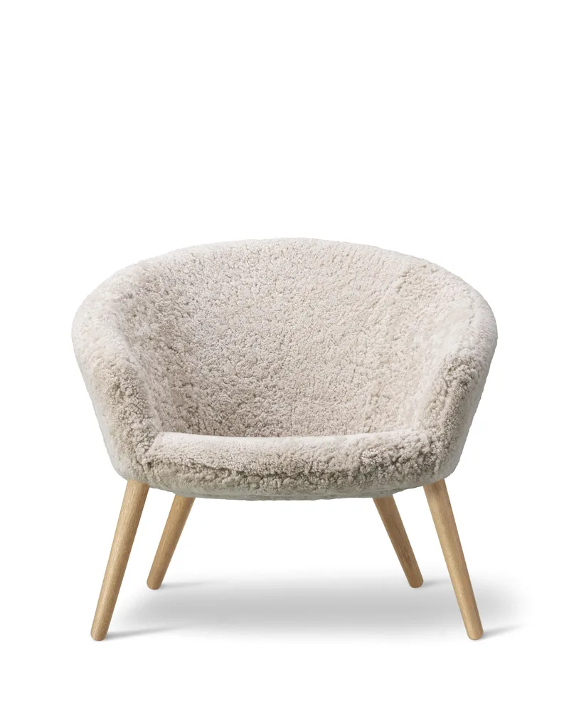 Ditzel Lounge Sheepskin by Fredericia in Sheepskin Moonlight, Oak lacquer, FSC Mix 70% – product photo