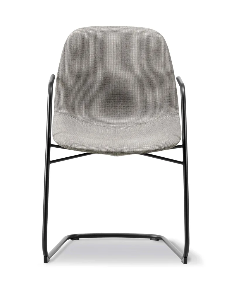 Eyes Cantilever Armchair von Fredericia in Re-Wool 128, Black, arm with leather 98, black – Produktfoto