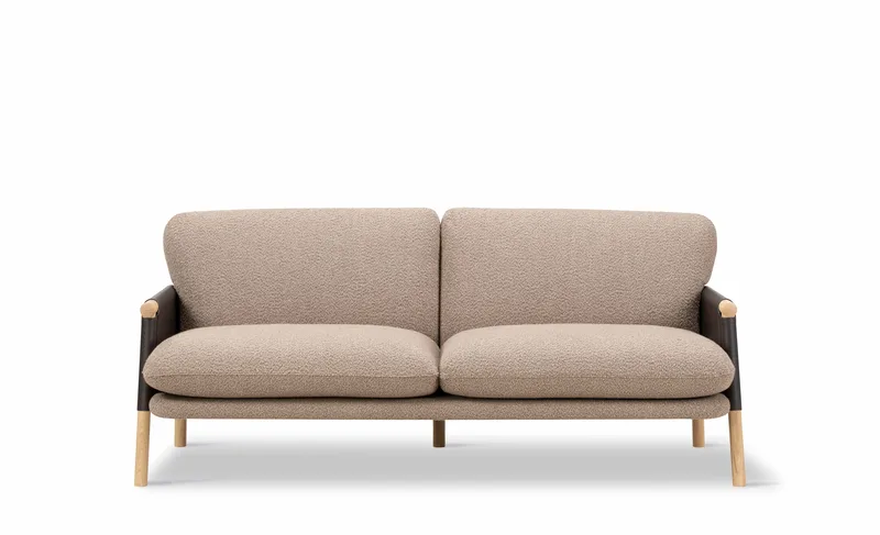 Savannah Sofa, 2 seater, 182 cm van Fredericia in Elle 280, Leather Organic 906, Mocca, Oak light oil, FSC Mix 70% – productfoto 4 van 4
