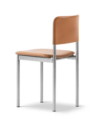 Plan Chair Fully Upholstered de Fredericia en Leather Max 95, Cognac, Brushed steel – photo du produit 3 sur 4