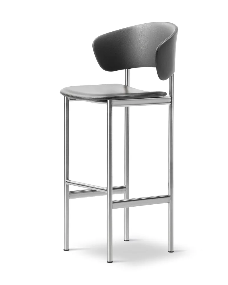 Plan Arm Barstool van Fredericia in Leather Omni 301, Black, Brushed steel, Sh 78 cm – productfoto 1 van 4
