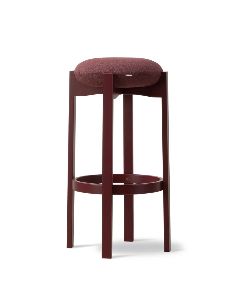 Pioneer Stool by Fredericia in Odino RC43, Bordeaux, Beech Bordeaux, FSC Mix 70%, Sh 77 cm – product photo