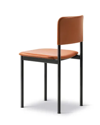 Plan Chair Fully Upholstered de Fredericia en Leather Max 95, Cognac, Black – photo du produit 4 sur 5