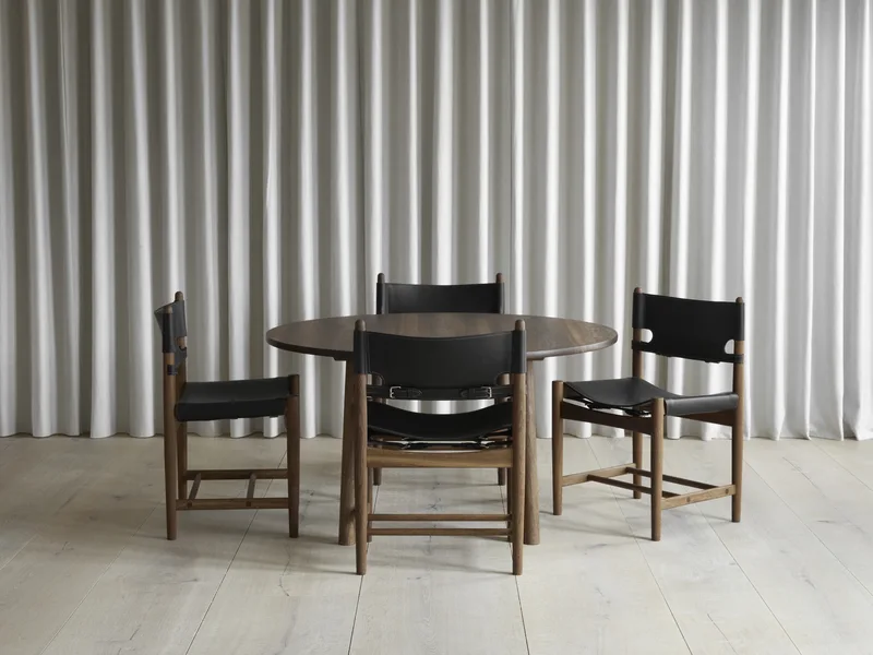 The Spanish Dining Chair de Fredericia en Leather, black, Smoked oak, oiled – photo d’ambiance 1 sur 4
