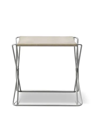 JG Folding Stool de Fredericia en Natural canvas, Brushed stainless steel – photo du produit 3 sur 5
