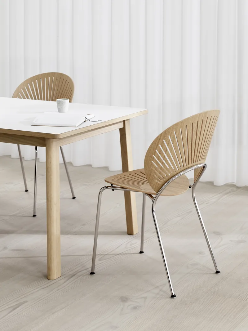 Trinidad van Fredericia in Oak lacquer, FSC Mix 70%, Chrome – sfeerfoto 1 van 5