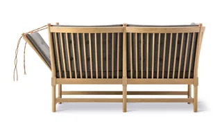 The Spoke-Back Sofa van Fredericia in Capture 4201, Oak soap, FSC Mix 70% – productfoto 3 van 4