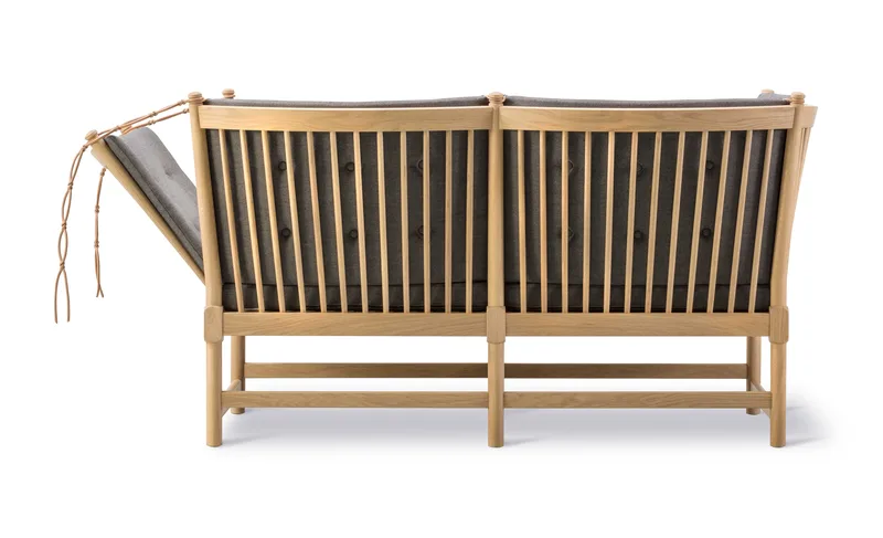 The Spoke-Back Sofa van Fredericia in Capture 4201, Oak soap, FSC Mix 70% – productfoto 3 van 4