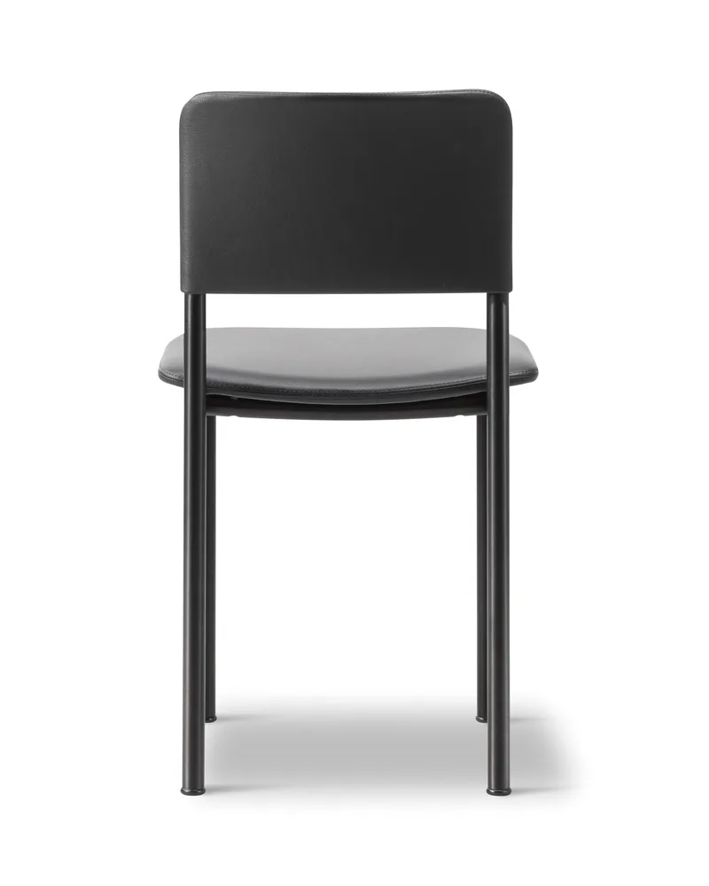 Plan Chair Fully Upholstered de Fredericia en Leather Omni 301, Black, Black – photo du produit 2 sur 4