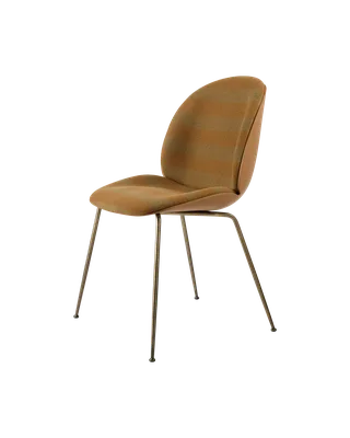 Beetle Dining Chair, Front Upholstered van GUBI in Kvadrat Sahco, Acca Stripe 0331, Antique Brass, Amber Brown – productfoto 5 van 5