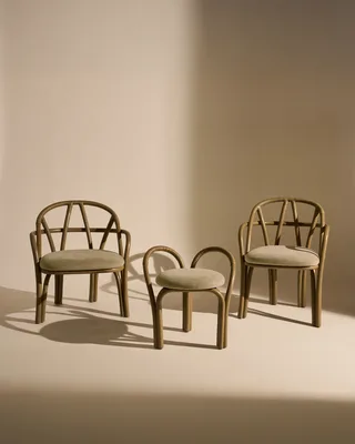 Bistra Dining Armchair van GUBI in Fustagno, GUBI (003, Standard), Olive Stained Rattan – sfeerfoto 3 van 7