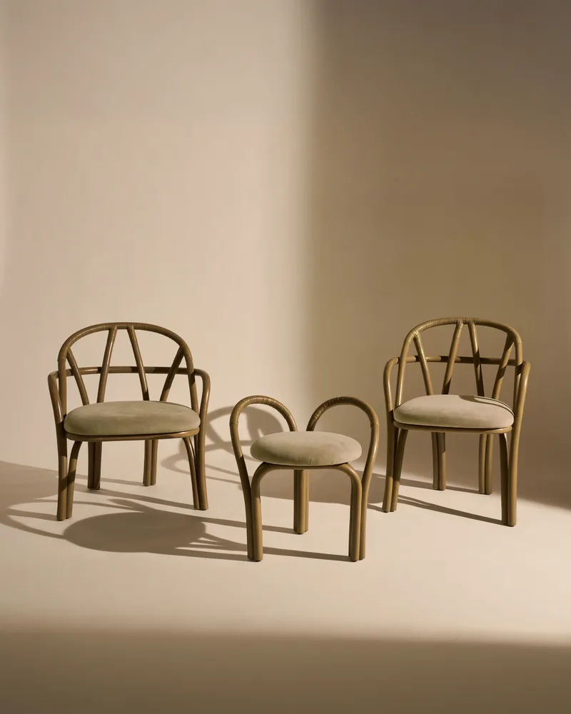 Bistra Dining Armchair van GUBI in Fustagno, GUBI (003, Standard), Olive Stained Rattan – sfeerfoto 3 van 7
