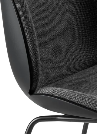 Beetle Dining Chair, Front Upholstered van GUBI in Hallingdal 65, Kvadrat (173, Standard), Matt Black, Black – sfeerfoto 4 van 6