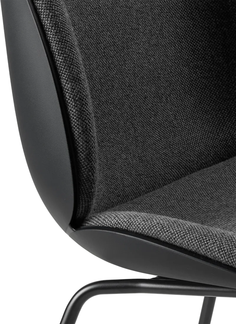 Beetle Dining Chair, Front Upholstered van GUBI in Hallingdal 65, Kvadrat (173, Standard), Matt Black, Black – sfeerfoto 4 van 6
