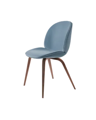 Beetle Dining Chair, Fully Upholstered von GUBI in Sunday, Dedar (002, Standard), Wood base, American Walnut – Produktfoto 5 von 5