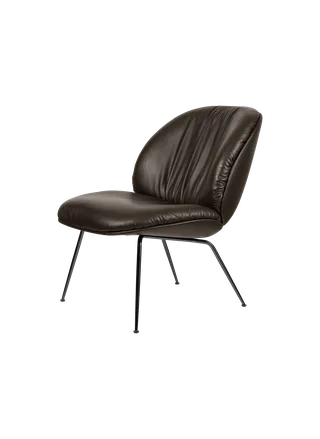 Beetle Soft Lounge Chair, Fully Upholstered van GUBI in Smooth Leather GUBI (Coffee), Matt Black – productfoto 7 van 7