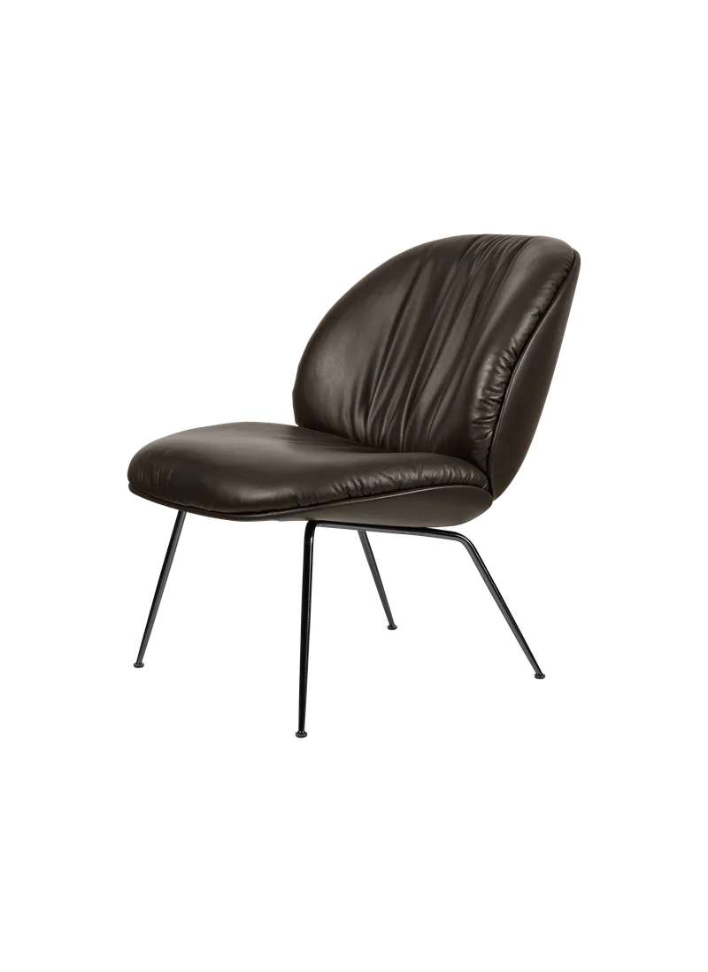 Beetle Soft Lounge Chair, Fully Upholstered van GUBI in Smooth Leather GUBI (Coffee), Matt Black – productfoto 7 van 7