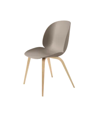 Beetle Dining Chair, Un-Upholstered van GUBI in New Beige, Wood base, Oak Semi Matt Lacquered – productfoto 3 van 3