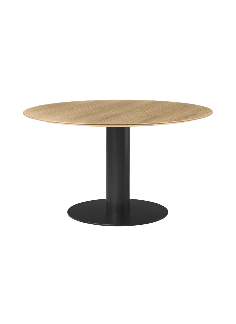 GUBI 2.0 Dining Table, Round by GUBI in Oak Semi Matt Lacquered, Ø130 cm, Black base – product photo