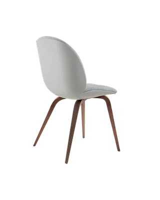 Beetle Dining Chair, Front Upholstered van GUBI in Kvadrat Sahco, Acca Stripe 0731, American Walnut, Lunar Gray – productfoto 4 van 5