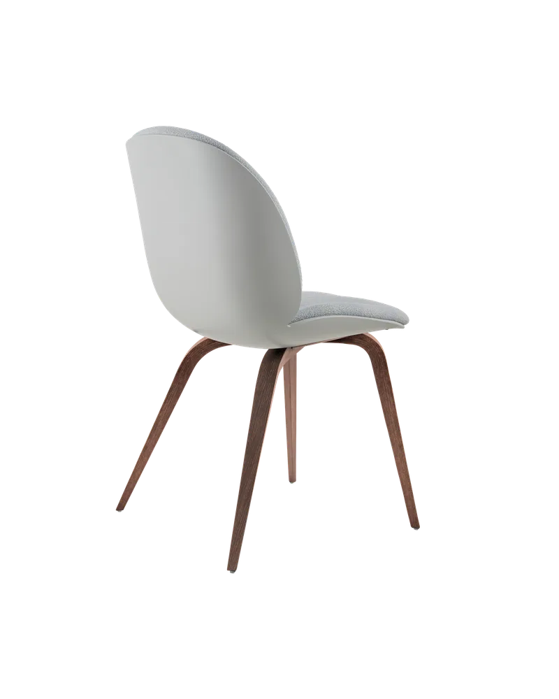 Beetle Dining Chair, Front Upholstered van GUBI in Kvadrat Sahco, Acca Stripe 0731, American Walnut, Lunar Gray – productfoto 4 van 5