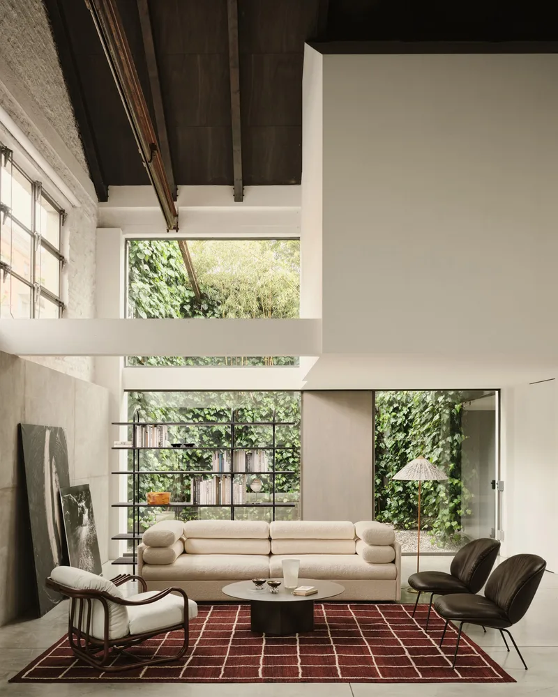 Beetle Soft Lounge Chair, Fully Upholstered van GUBI in Smooth Leather GUBI (Coffee), Matt Black – sfeerfoto 3 van 7