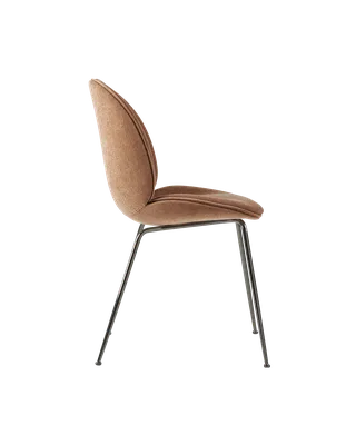 Beetle Dining Chair, Fully Upholstered van GUBI in Belsuede Special FR, Dedar (132, Standard), Conic base, Black Chrome – productfoto 2 van 5