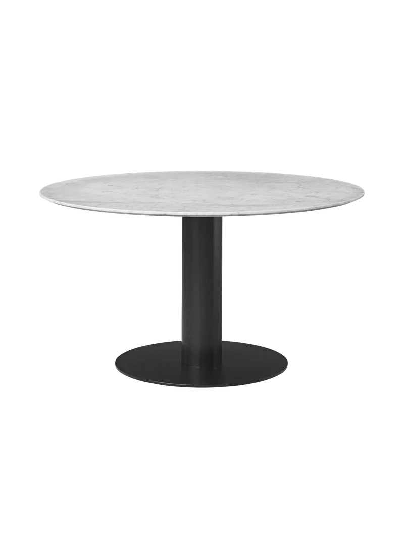 GUBI 2.0 Dining Table, Round by GUBI in White Carrara Marble, Ø130 cm, Black base – product photo