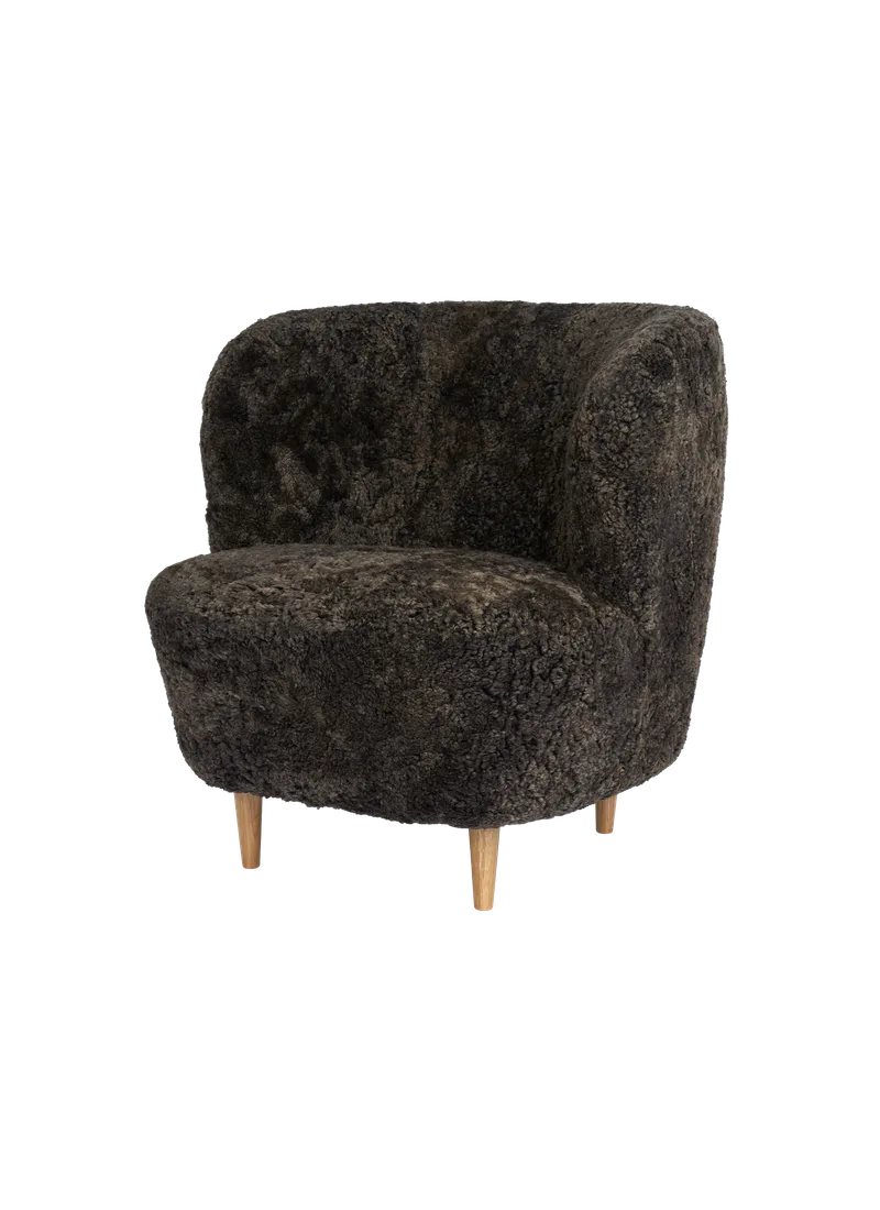 Stay Lounge Chair, Fully Upholstered de GUBI en Sheepskin, Skandilock (Espresso, Standard), Smoked Oak Matt Lacquered – photo du produit