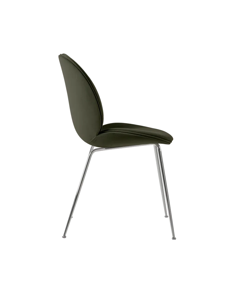 Beetle Dining Chair, Fully Upholstered von GUBI in Sunday, Dedar (018, Standard), Conic base, Chrome – Produktfoto 2 von 5