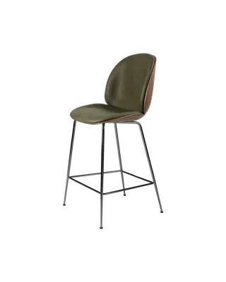 Beetle Counter Chair, 3D Veneer & Front Upholstered van GUBI in American Walnut Semi Matt Lacquered, Black Chrome, Soft Leather, GUBI (Army, Standard) – productfoto 4 van 4