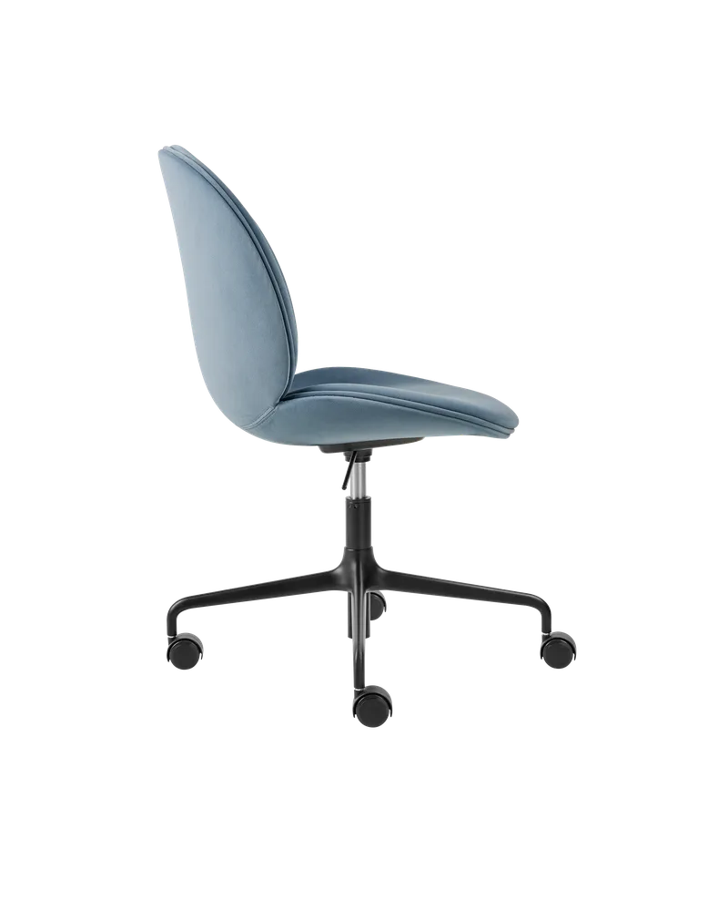 Beetle Meeting Chair, Fully Upholstered van GUBI in Sunday, Dedar (002, Standard), Height adjustable 4-star base w. castors, Matt Black – productfoto 1 van 3